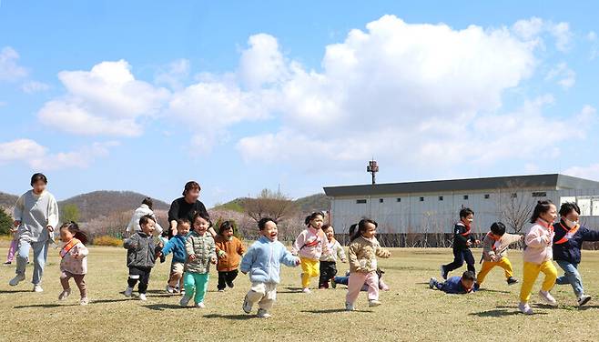 맑은 날씨를 보인 15일 인천 서구 드림파크 야생화 단지를 찾은 어린이들이 파란 하늘 아래 뛰어놀고 있다. 연합뉴스