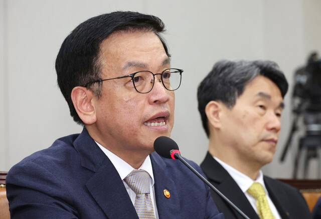 최상목 부총리 겸 기획재정부 장관이 16일 국회에서 열린 법제사법위원회의 \'기획재정부 장관 최상목 탄핵소추사건 조사\' 청문회에서 의원질의에 답변하고 있다. 연합뉴스