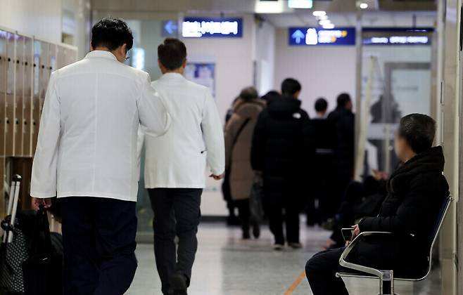 지난 2월 서울 한 대형병원에서 의료진이 이동하고 있다. 연합뉴스