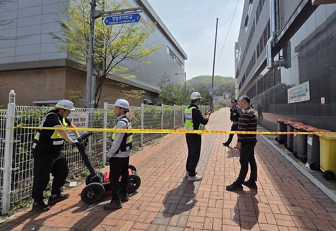 16일 경기도 광명시 신안산선 붕괴사고 인근 빛가온초등학교 옆 골목에서 국토안전관리원 관계자들이 지표투과레이더로 지하공간을 탐사하고 있다. 이정하 기자