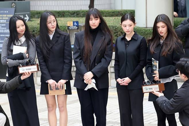 뉴진스 멤버들이 7일 서울 서초구 서울중앙지법에서 열린 어도어의 광고계약 체결금지 및 기획사 지위보전 가처분 사건 첫 심문기일에 참석한 뒤 법원을 나서며 취재진의 질문에 답하고 있다. 왼쪽부터 하니, 민지, 혜인, 해린, 다니엘. 김영원 기자 forever@hani.co.kr