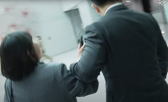 권성동 국민의힘 원내대표가 16일 국회 의원회관에서 열린 ‘헌재, 선관위 개혁 어떻게 할 것인가’ 토론회가 끝난 뒤 이동하던 중 추가 질문을 하기 위해 따라 붙은 뉴스타파 이명주 기자의 취재를 거부하며 이 기자의 손목을 잡아 끌고 가고 있다. 뉴스타파 유튜브 영상 갈무리