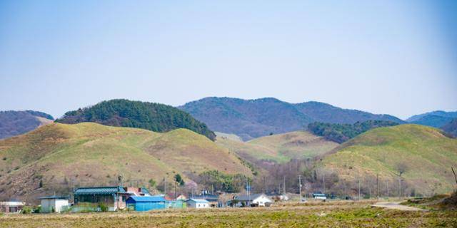 충남 서산시 용현리 마을 뒤로 구릉지가 보인다.