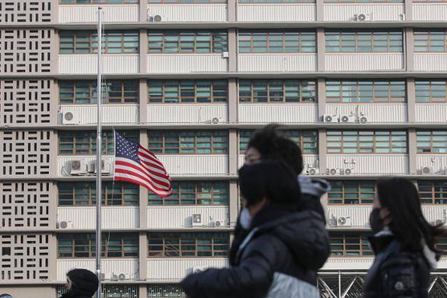 2023년 미국 로스앤젤레스에서 발생한 총격 사건으로 서울 주한미국대사관에 조기가 걸려있다. 뉴시스