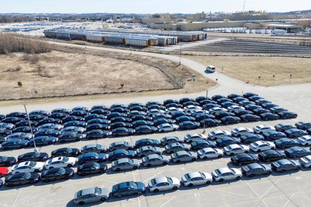 일본 완성차 업체 혼다가 생산한 차량들이 1일 캐나다 온타리오주 앨리스터의 혼다 캐나다 공장에 주차돼 있다. 앨리스턴=로이터 연합뉴스