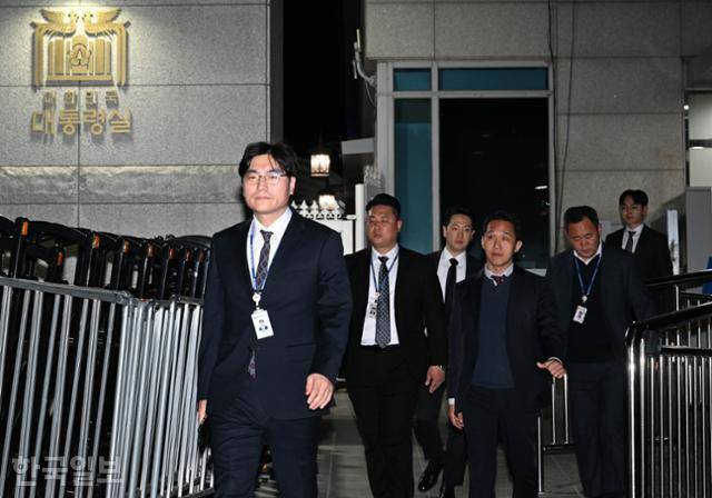 16일 경찰 비상계엄 특별수사단이 대통령실에 대한 압수수색 시도를 마친 뒤 대통령실을 나서고 있다. 왕태석 선임기자