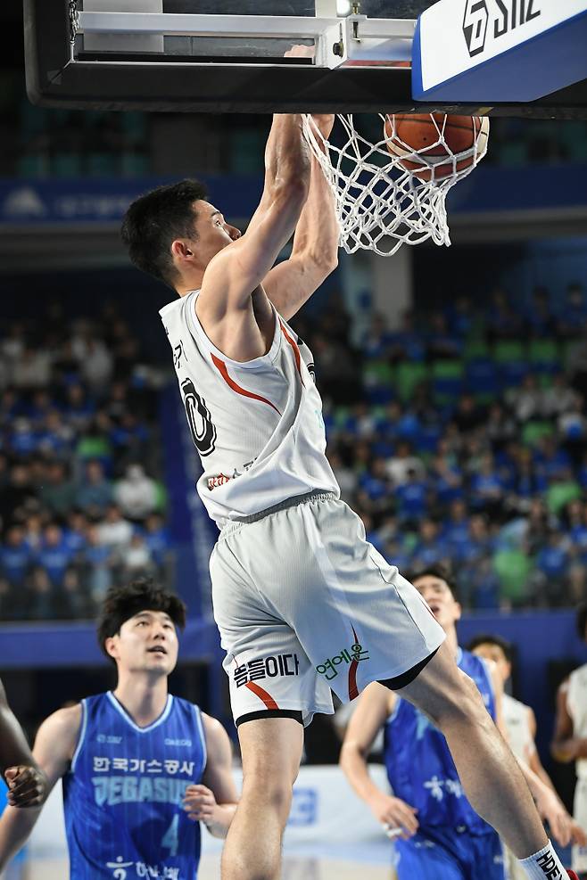 16일 대구체육관에서 열린 한국가스공사와 KT의 2024~25 프로농구 6강 PO 3차전. KT 하윤기가 덩크슛을 터뜨리고 있다. 사진=KBL
