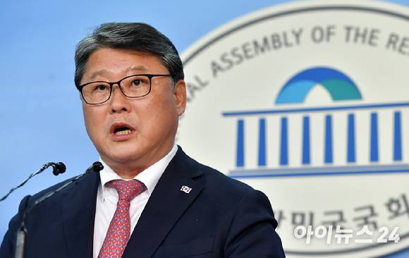 지난 2019년 고위공직자범죄수사처(공수처) 설치·연동형 비례대표제 도입에 반대하며 지지자들의 국회 본관 진입을 방조한 혐의를 받는 조원진 우리공화당 대표에게 벌금형이 확정됐다. 사진은 지난 2017년 조 대표의 모습. [사진=아이뉴스24DB]