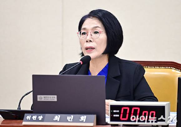 최민희 국회 과학기술정보통신위원장이 국회에서 열린 과학기술정보방송통신위원회의 국정감사에서 질의를 하고 있다. [사진=곽영래 기자]