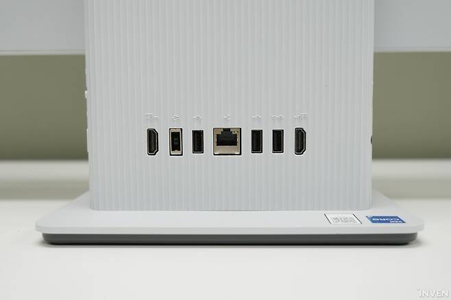 ▲ I/O 단자는 좌측부터 HDMI IN / 전원 / USB 3.2 / 랜 단자 / USB 2.0 x2 / HDMI OUT