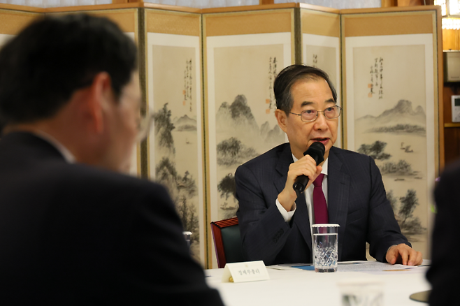 한덕수 대통령 권한대행 국무총리가 지난14일 삼청동 총리서울공관에서 경제안보전략TF 회의를 주재하고 있다. (국무총리실)