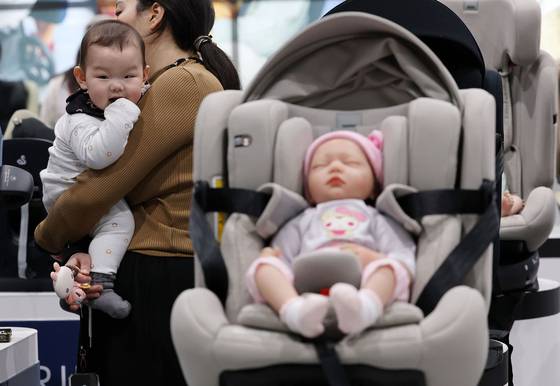 서울 강서구 코엑스 마곡에서 열린 마이비 마곡 베이비페어&유아교육전을 찾은 한 아이가 엄마와 함께 카시트 등 육아용품을 살펴보고 있다.  [뉴스1]