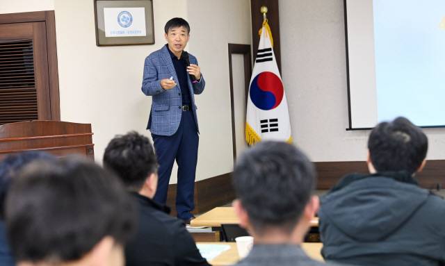 ▲ ‘굿리더 아카데미’ 춘천권 16기 2회차 강좌가 15일 강원도민일보 대회의실에서 열린 가운데 김은기 인하대 명예교수가 강의하고 있다. 서영