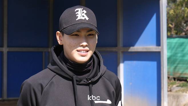 ▲KBC 취재진과 인터뷰하는 광주일고 3학년 김성준