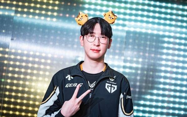 젠지 e스포츠 서포터 '듀로' 주민규가 지난 11일 농심 레드포스와의 대결에서 승리한 후 POM으로 선정된 소감을 밝히고 있다. (LCK 제공)