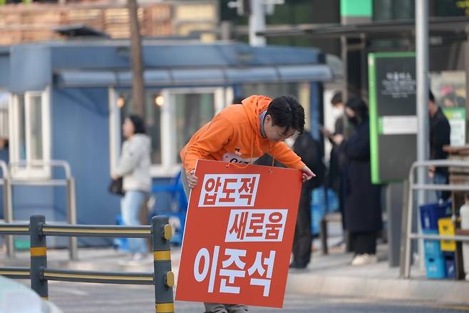 개혁신당 대선 후보인 이준석 의원이 16일 서울 가산디지털단지에서 출근길 시민 인사를 하고 있다. /개혁신당 제공