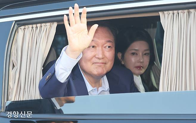 윤석열 전 대통령과 김건희 여사가 헌법재판소의 파면 결정 일주일 만인 지난 11일 서울 한남동 대통령 관저를 떠나고 있다. 권도현 기자