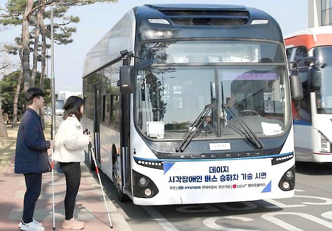 ‘시각장애인 이동접근성 향상을 위한 데이지(Day-Easy)’ 연구원들이 해당 솔루션을 이용해 버스 탑승을 시연하고 있다.  LG유플러스 제공