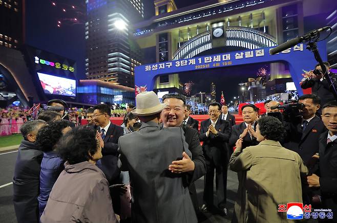 김정은 북한 국무위원장이 지난 15일 평양 화성지구 3단계 1만 세대 살림집(주택) 준공식에 참석했다고 조선중앙통신이 16일 보도했다. 평양 조선중앙통신=연합뉴스