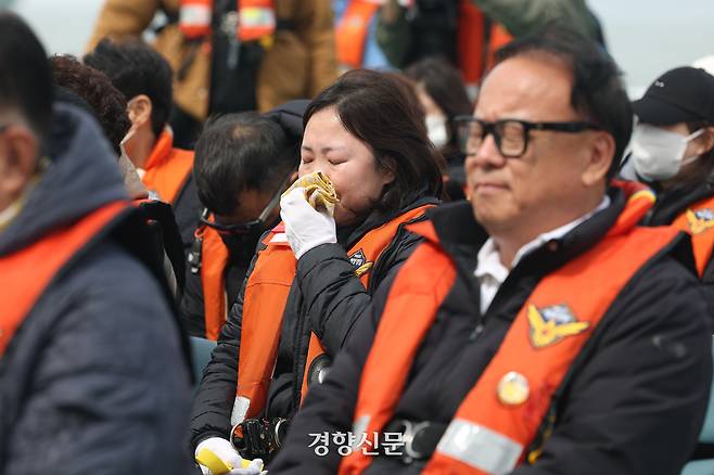 유가족이 추도사를 들으며 눈물 흘리고 있다.