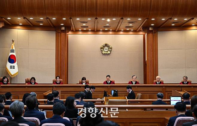 문형배 헌법재판소장 직무대행이 지난 4일 오전 서울 종로구 헌법재판소 대심판정에서 윤석열 대통령 탄핵심판 선고를 하고 있다. 경향신문