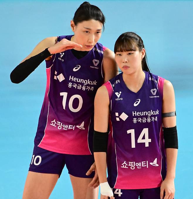 정윤주가 이번 시즌을 끝으로 은퇴한 김연경(왼쪽)과 경기 중 대화를 나누고 있다. KOVO 제공