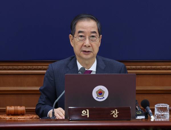 한덕수 대통령 권한대행 국무총리가 14일 정부서울청사에서 국무회의를 하고 있다. 대통령실통신사진기자단=연합뉴스