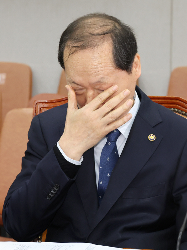 이완규 법제처장이 16일 국회에서 열린 법제사법위원회의 ‘기획재정부 장관 최상목 탄핵소추사건 조사’ 청문회에 참석해 의원질의를 경청하며 얼굴을 만지고 있다. 연합뉴스