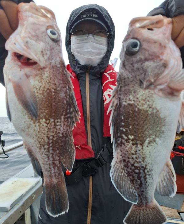 부산권 먼바다 참우럭낚시에서 두 마리를 잡은 꾼.