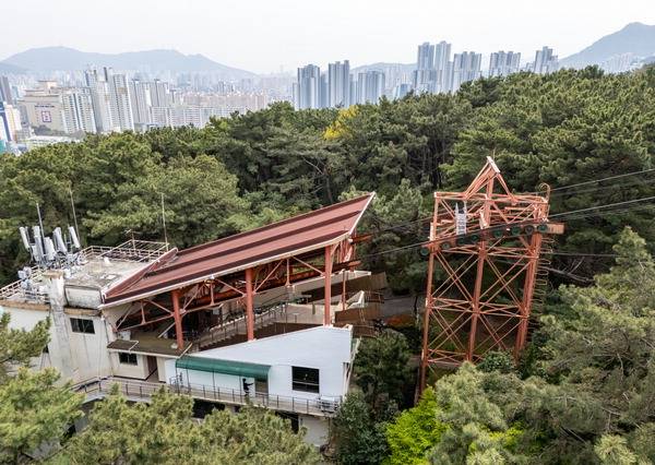 16일 부산 동래구 금강공원 케이블카 전경. 금강공원과 케이블카 시설의 노후화가 심각하지만 재정비 사업은 지지부진하다. 이원준 기자