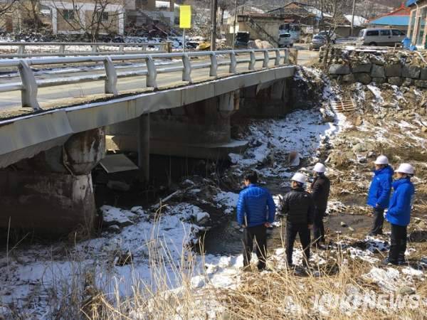 충남도의 해빙기 재난안전점검 모습.