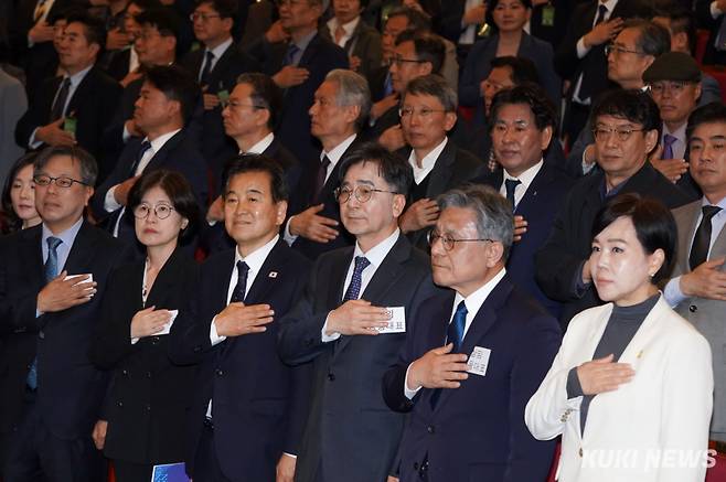 정동영(왼쪽 세 번째부터) 더불어민주당 의원, 유종일·허민 상임대표, 전현희 의원이 16일 서울 영등포구 국회에서 열린 이재명 전 대표의 싱크탱크 '성장과 통합' 출범식에 참석해 있다.