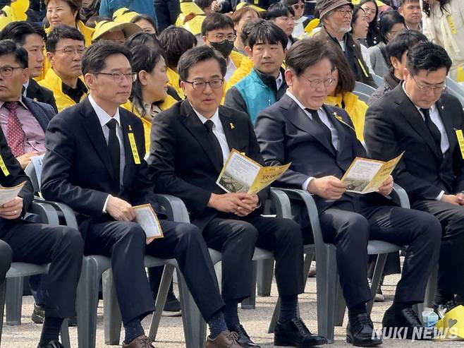 더불어민주당 대선 경선 후보들이 16일 오후 경기 안산시 세월호 11주기 추모 언약식에 참석했다. (왼쪽부터) 김경수 전 경남도지사, 김동연 경기도지사, 이재명 전 더불어민주당 대표. 송금종 기자&nbsp;