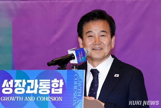 정동영 더불어민주당 의원이 16일 국회도서관에서 열린 ‘다시 빛나는 대한민국’ 성장과 통합 출범식에서 인사말하고 있다. 유희태 기자