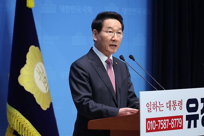 국민의힘 대선 경선 후보인 유정복 인천시장이 16일 국회에서 기자회견을 하고 있다. 연합뉴스