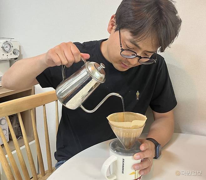 국민일보 손동준 기자가 14일 커피를 제조하고 있다. 손 기자 아내 제공