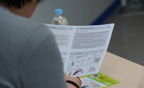 인천시청년미래센터의 고립은둔청년의 사회 복귀를 위한 취업 프로그램에서 참가자들이 자료를 보고 있다. 인천사서원 제공