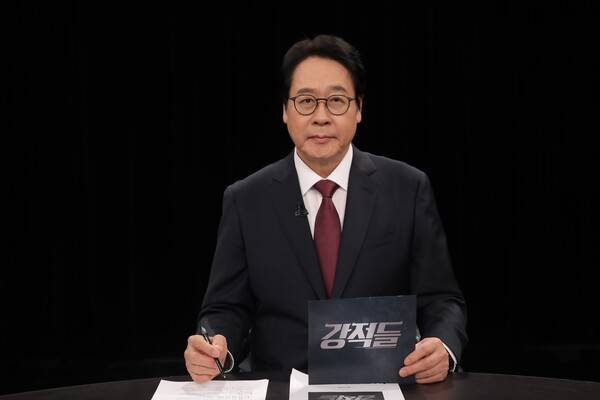 ▲TV조선 '강적들'의 새 MC로 간 권재홍 전 MBC 앵커. 사진출처=TV조선.