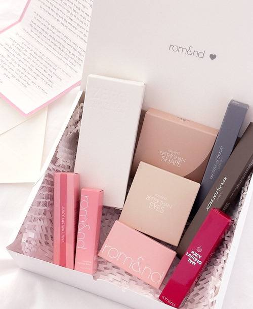 롬앤이 3월 3349개 한정 판매한 '졸업 박스'  롬앤 인스타그램