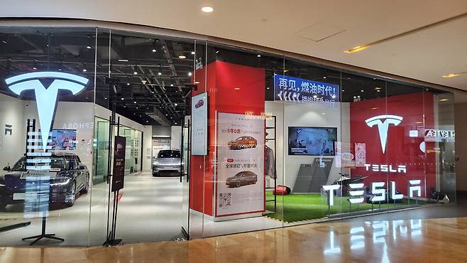 텅 빈 테슬라 매장
지난 15일 방문한 베이징 차오양구 소재 테슬라 매장은 비교적 한산했다.