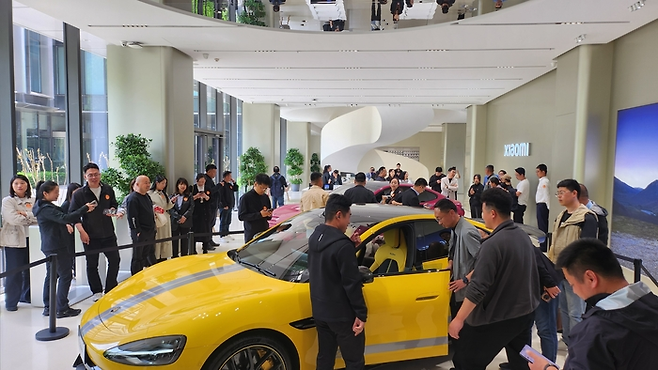 지난 15일 오전 방문한 베이징 하이뎬구 소재 샤오미 본사 전시관에 많은 방문객들이 찾아와 샤오미가 지난달 출시한 고성능 전기차 ‘SU7울트라’를 둘러보고 있다. [베이징 = 송광섭 특파원]