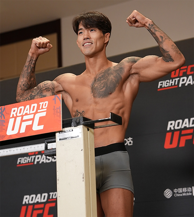 송영재가 2024년 5월 중국 Performance Institute Shanghai Road to UFC 시즌3 페더급 준준결승 계체를 통과하고 있다. 사진=TKO