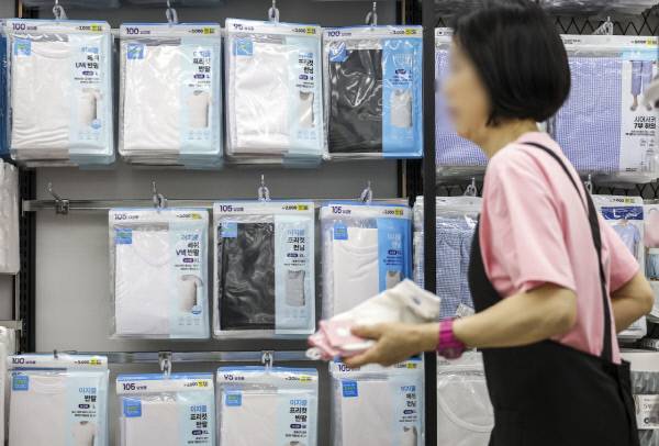 서울시내 다이소 매장에 '이지쿨 의류'가 진열되어 있다. 가격은  2000~5000원이다. /사진제공=뉴시스