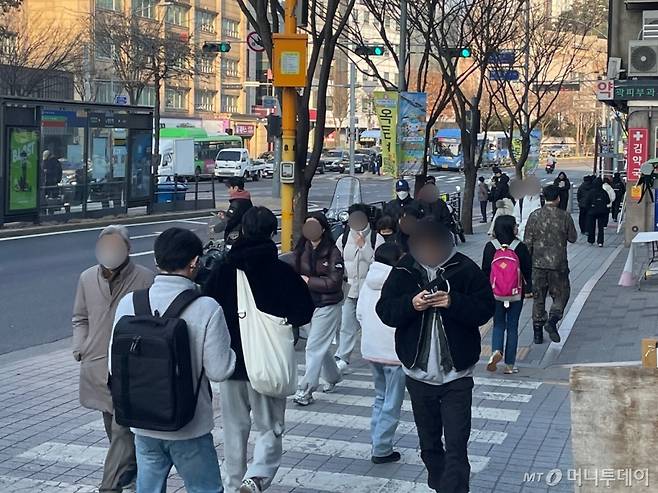 서울 동작구 노량진 학원가 일대에서 청년들이 길을 걷는 모습. /사진=이현수 기자.