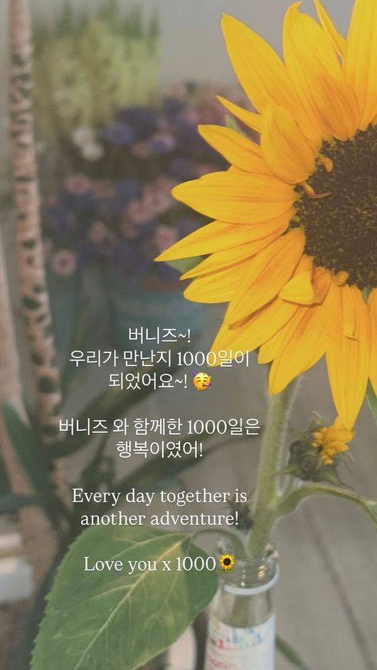 소속사 어도어와 전속계약 분쟁 여파로 잠정 활동 중단을 선언한 그룹 뉴진스가 데뷔 1000일을 자축했다. /사진=뉴진스 SNS