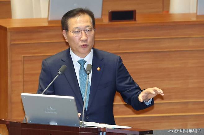 박성재 법무부장관이 16일 오후 서울 여의도 국회에서 열린 본회의 교육·사회·문화에 관한 질문에서 백혜련 더불어민주당 의원의 질의에 답하고 있다.  2025.4.16/사진=뉴스1