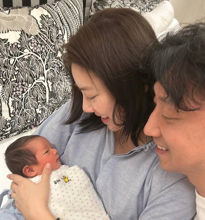 지난 11일 출산한 손담비가 남편 이규혁과 함께 딸 '따봉이'를 애정 가득한 눈으로 바라보고 있다. /사진=손담비 인스타그램 갈무리
