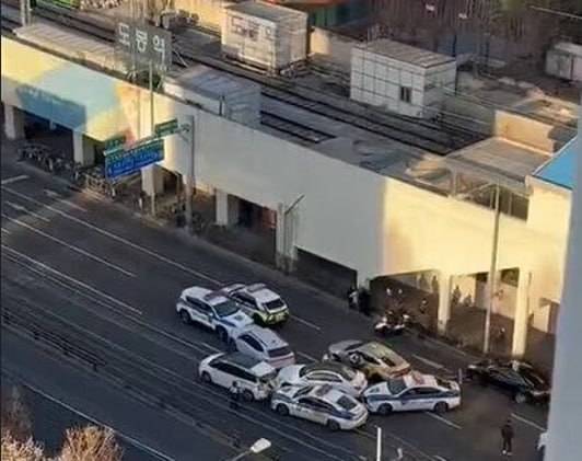 최근 서울 도봉역에서 한 차량이 난동을 부렸다. /사진=온라인 커뮤니티 캡처