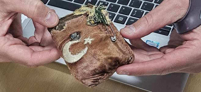 앙카라학원 학생들이 에크렘 카라데니즈  네덜란드 왕립 육군 소령의 할아버지에게 선물한 튀르키예 국기 문양을 새긴 주머니. /사진제공=수원시