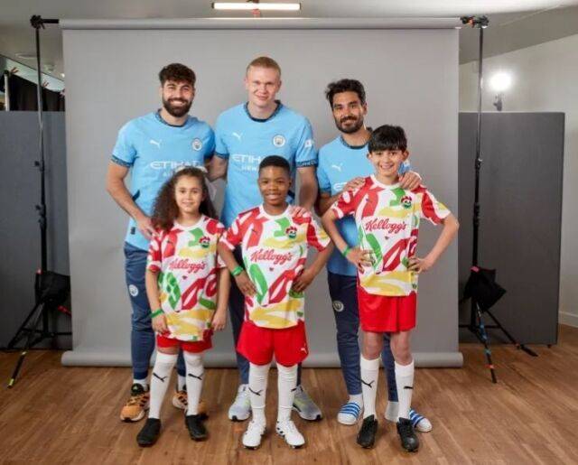 어린팬들에게 즐거움을 선사한 엘링 홀란드 등 맨시티 스타들./켈로그 소셜미디어